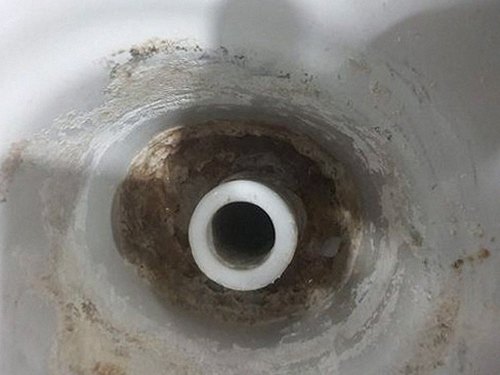 계동 하수구막힘 조치 후 배수 흐름을 확인하는 점검 과정